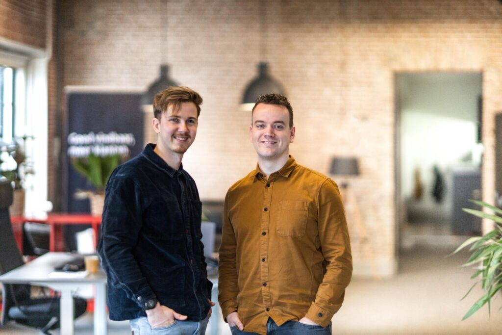 Maarten en Jeroen aan het werk op het kantoor van COMMAR in Dordrecht
